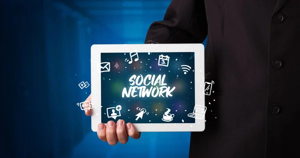 タブレット上で作業し 碑文を示す若いビジネス人 ソーシャルネットワーク — ストック写真