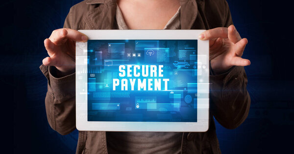 Молодой бизнесмен, работающий над планшетом и показывающий цифровой знак: ОПЛАТА БЕСПЛАТНО