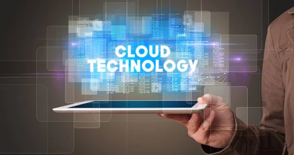 Νέος Επιχειρηματίας Που Εργάζεται Tablet Και Δείχνει Την Επιγραφή Cloud — Φωτογραφία Αρχείου