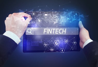 Bir tabletin yakın plan araması FINTECH yazıtları, yüksek teknoloji bilgisayar kavramı