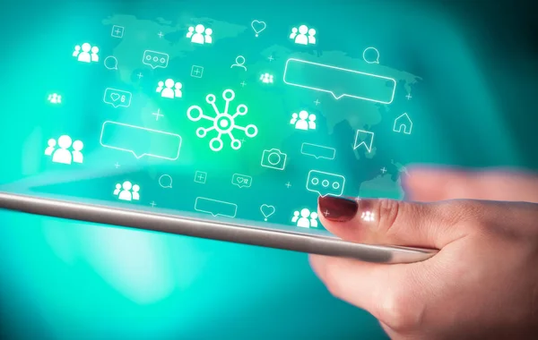 Nahaufnahme Einer Hand Mittels Tablet Mit Herauskommenden Verbindungssymbolen Social Media — Stockfoto
