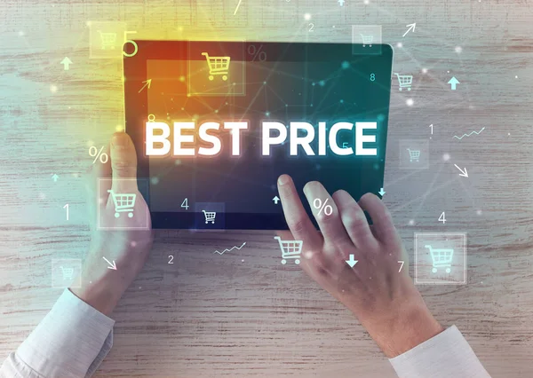 Detailní Záběr Ruky Držící Tablet Nápisem Best Price Online Nákupní — Stock fotografie