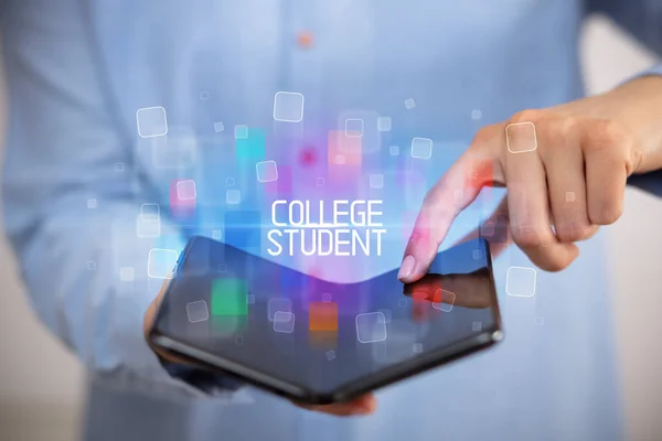 Joven Sosteniendo Smartphone Plegable Con Inscripción College Student Concepto Educativo — Foto de Stock