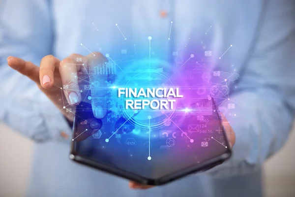 Biznesmen Posiadający Składany Smartfon Napisem Raport Finansowy Nowa Koncepcja Biznesowa — Zdjęcie stockowe