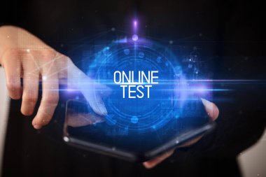 Katlanabilir bir akıllı telefon tutan genç adam ONLINE TEST yazıtlı, eğitici konsept