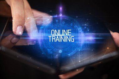 Çevrimiçi Eğitim Yazıtı ve eğitici kavramı olan katlanabilir bir akıllı telefon tutan genç adam.