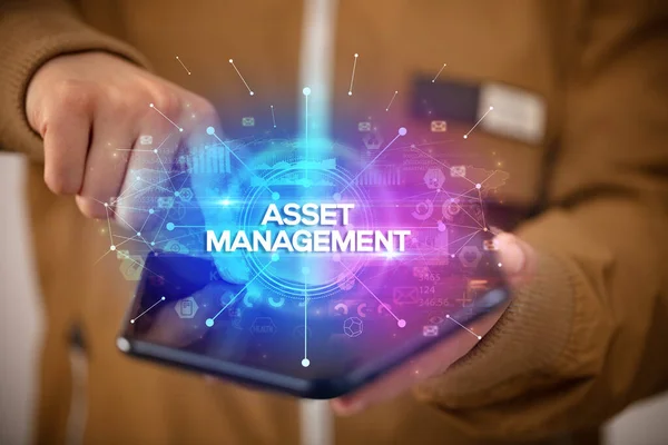 Üzletember Kezében Egy Összecsukható Okostelefon Asset Management Felirattal Üzleti Koncepció — Stock Fotó