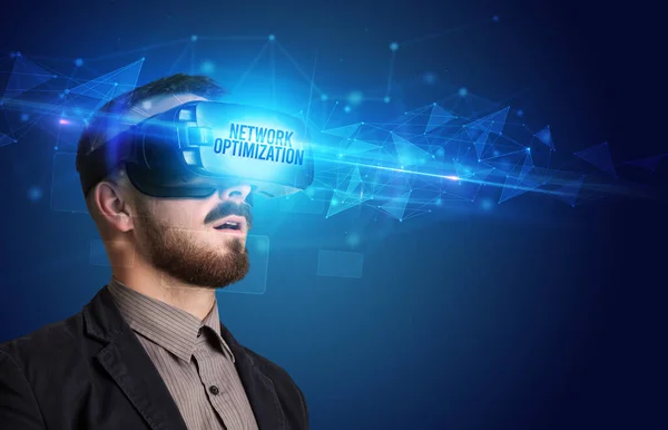 Hombre Negocios Mirando Través Gafas Realidad Virtual Con Inscripción Optimización —  Fotos de Stock