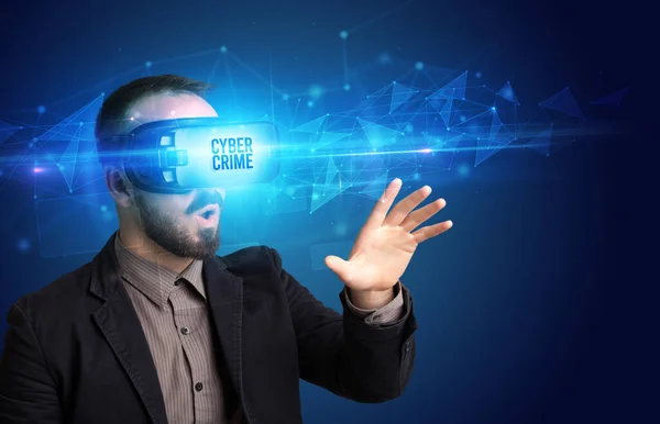 Affärsman Tittar Igenom Virtual Reality Glasögon Med Cyber Crime Inskription — Stockfoto