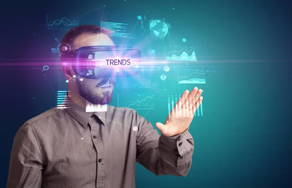 Podnikatel Prohlíží Brýle Virtual Reality Nápisem Trends Nový Obchodní Koncept — Stock fotografie
