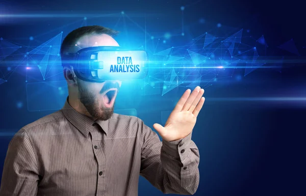 Бизнесмен Просматривает Очки Виртуальной Реальности Надписью Data Analysis Концепция Кибербезопасности — стоковое фото