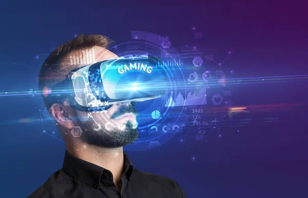 Podnikatel Prohlíží Brýle Virtual Reality Nápisem Gaming Inovativní Koncept Technologie — Stock fotografie