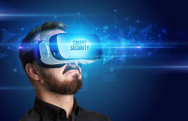 Affärsman Tittar Igenom Virtual Reality Glasögon Med Smart Security Inskription — Stockfoto