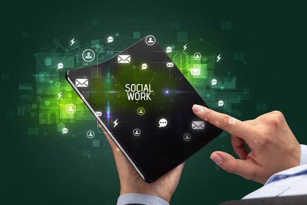 Empresário Segurando Smartphone Dobrável Com Inscrição Social Work Conceito Rede — Fotografia de Stock