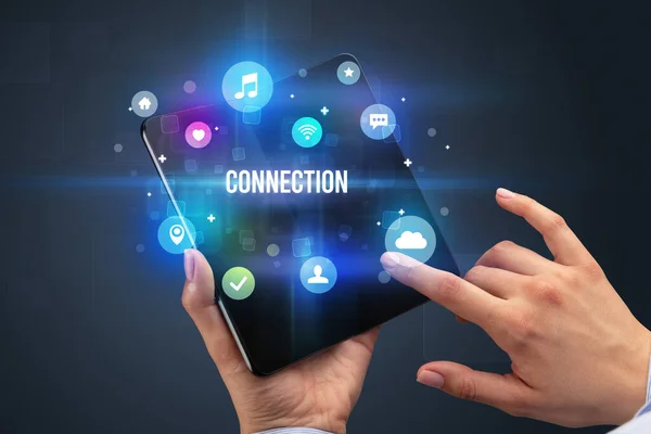 Podnikatel Držící Skládací Smartphone Nápisem Connection Koncept Sociálních Médií — Stock fotografie