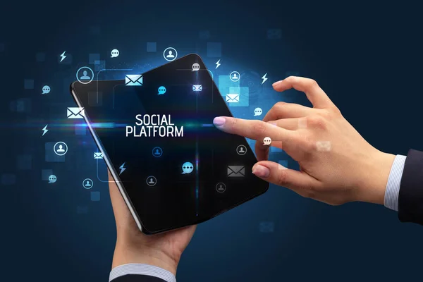 Empresário Segurando Smartphone Dobrável Com Inscrição Social Platform Conceito Rede — Fotografia de Stock