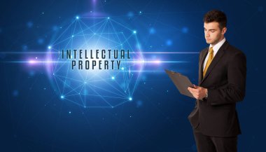 INTELLECTUAL Mülk Yazıtları ile güvenlik çözümleri hakkında düşünen bir işadamı