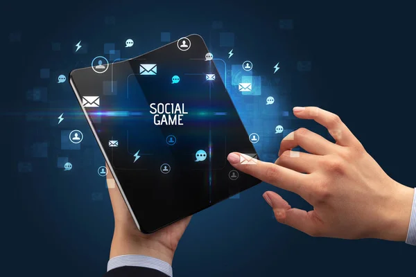 Empresário Segurando Smartphone Dobrável Com Inscrição Social Game Conceito Rede — Fotografia de Stock