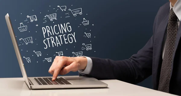 Empresário Trabalhando Laptop Com Inscrição Pricing Estratégia Conceito Compras Line — Fotografia de Stock