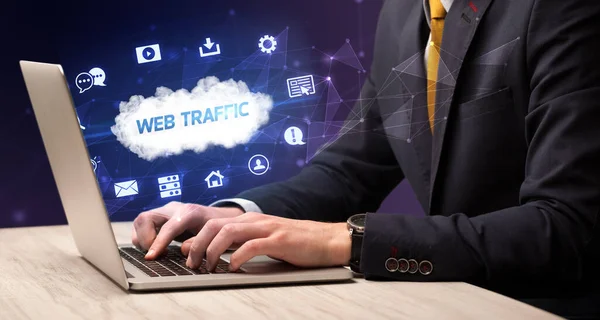 Бизнесмен Работающий Ноутбуке Надписью Web Traffic Концепция Современных Технологий — стоковое фото