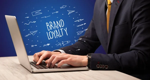 Podnikatel Pracující Notebooku Nápisem Brand Loyalty Online Nákupní Koncept — Stock fotografie