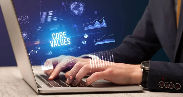 Бізнесмен Який Працює Ноутбуці Написом Core Values Нова Бізнес Концепція — стокове фото