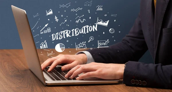 Zakenman Werkt Aan Laptop Met Distribution Inscriptie Modern Business Concept — Stockfoto