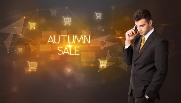 ショッピングカートのアイコンと秋の販売の碑文を持つビジネスマン オンラインショッピングコンセプト — ストック写真