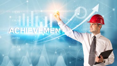 Miğferli genç işadamı ACHIEVEMENT yazıtları, modern iş teknolojisi konsepti