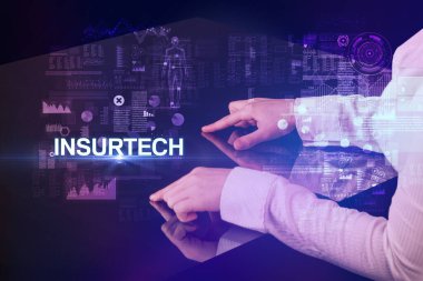 İşadamı INSURTECH yazısıyla büyük ekrana dokunuyor, modern teknoloji kavramı