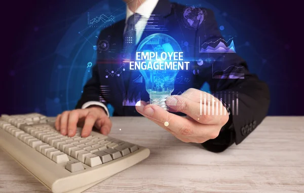 Zakenman Het Bezit Van Gloeilamp Met Employee Engagement Inscriptie Business — Stockfoto