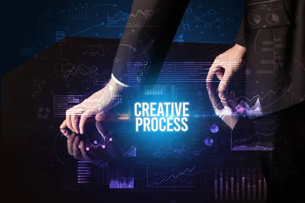 Üzletember Megérinti Hatalmas Képernyő Creative Process Felirat Cyber Üzleti Koncepció — Stock Fotó