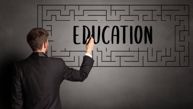 EDUCATION yazıtları ve iş eğitimi konseptiyle labirent çizen işadamı