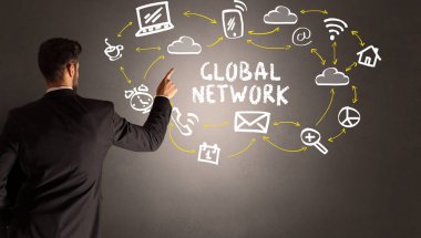 GLOBAL NETWORK yazılı sosyal medya simgeleri çizen işadamı, yeni medya kavramı