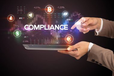 CommpLICE yazıtları ve iş fırsatı kavramına sahip bir dokunmatik ekran yakın plan