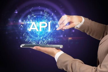 API kısaltması olan bir dokunmatik ekrana yakın çekim, modern teknoloji kavramı