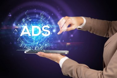 ADS kısaltması olan bir dokunmatik ekran, modern teknoloji konsepti