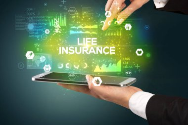 HAYAT INSURANCE yazıtlı, tıbbi konseptli bir dokunmatik ekrana yakın çekim