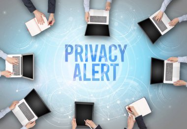 Bir dizüstü bilgisayarın önünde özel ALERT eğitimli bir grup insan, web güvenlik kavramı