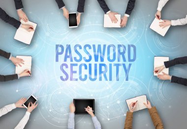 PASSWORD GÜVENLİK içgüdü, web güvenlik kavramı olan bir dizüstü bilgisayarın önünde bir grup insan