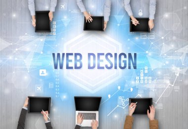 WeB DESIGN yazıtları, modern teknoloji konsepti olan bir ofiste çalışan meşgul insanlar grubu