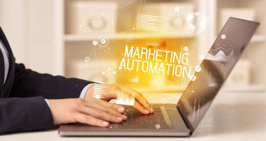 MARKETING AUTOMATION yazıtları, modern iş konsepti ile birlikte çalışan bir iş adamının yan görüntüsü
