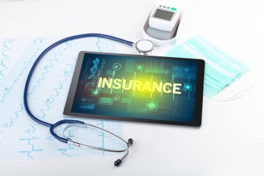 INSURANCE yazıtları, önleme kavramı içeren tablet bilgisayar ve tıbbi malzemeler