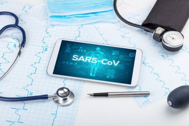 SARS-CoV yazıtlı tablet bilgisayar ve doktor araçları, koronavirüs kavramı