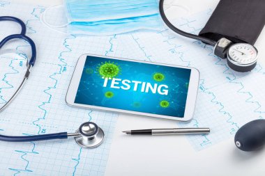 TESTING yazıtları ve mikrobiyoloji kavramına sahip bir tabletin yakın plan görüntüsü