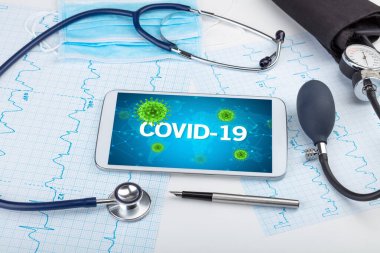 COVID-19 yazıtlı bir tabletin yakın görüntüsü, mikrobiyoloji kavramı