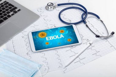 EBOLA yazıtları ve mikrobiyoloji kavramına sahip bir tabletin yakın görüntüsü