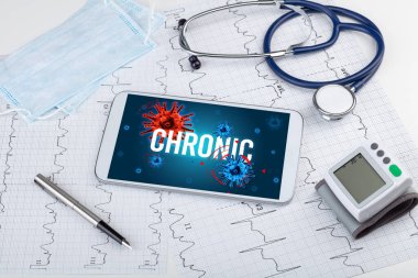 Beyaz yüzeyde CHRONIC yazıtları, salgın konsepti olan tablet pc ve doktor araçları