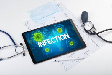 INFECTION yazıtları, mikrobiyoloji kavramına sahip bir tabletin yakın görüntüsü