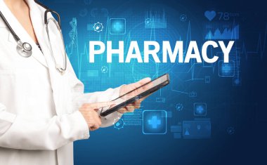 Genç doktor PHARMACY yazıtlar, sağlık konsepti ile notlar yazıyor